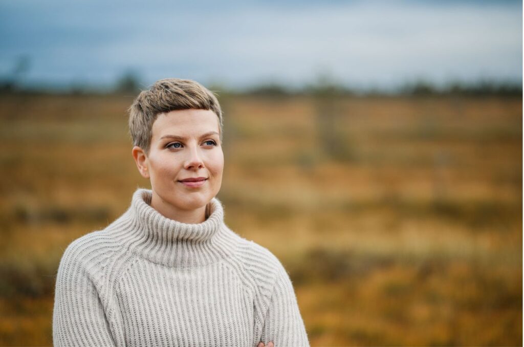 Jenni Pitko luonnossa suomaisemassa