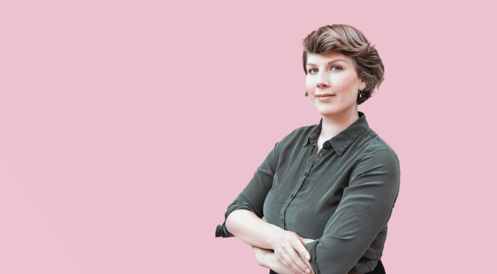 Jenni Pitko vaaleanpunaisella taustalla